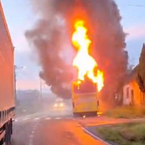 ogenj zajel avtobus
