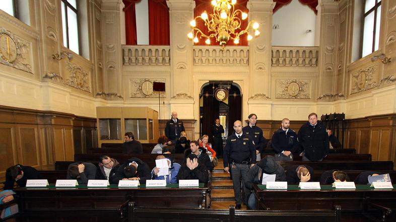 Ob prvem poskusu začetka sojenja je pred sodnico sedlo le 11 obtoženih. (Foto: B