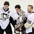 Hokejisti Pittsburgh Penguinsov so v torek dvignili pokal za prvaka vzhodne konf