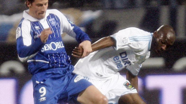 Birsa (levo) je v Marseillu odigral celo tekmo in se z Auxerrom veselil velike z