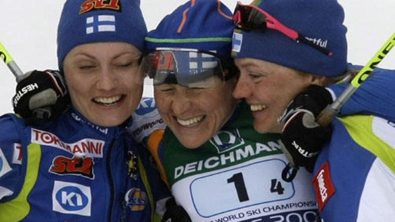 Aino Kaisa Saarinen je ob prihodu v cilj pristala v naročju sotekmovalk.