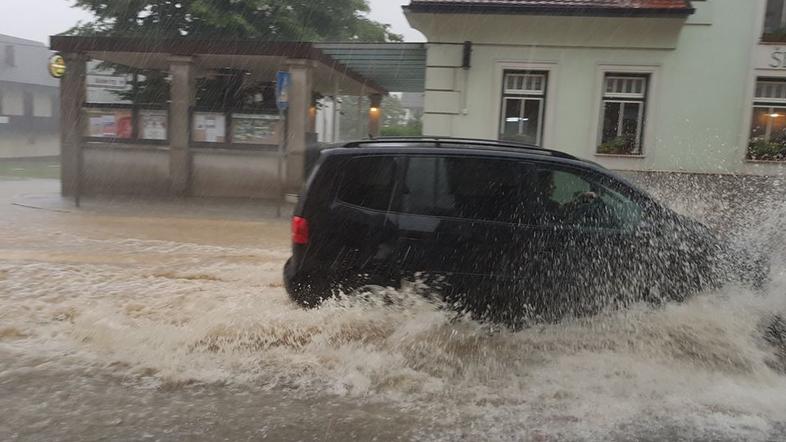 Avto na poplavljeni cesti