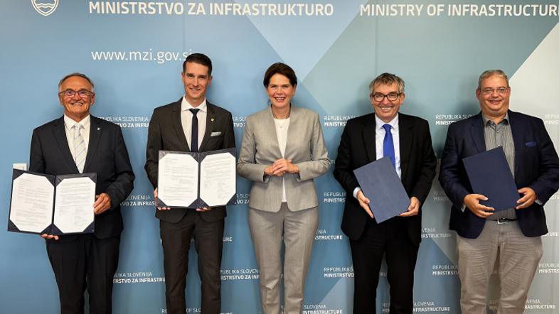 podpis pogodbe, cesta Britof-Hotemaže, ministrstvo za infrastrukturo