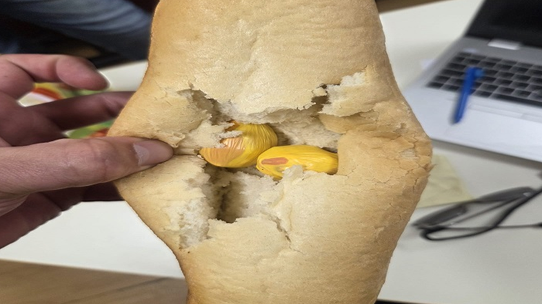 Vrečki s heroinom v štruci kruha