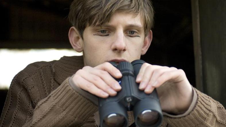 Hallam Foe ves čas na skrivaj opazuje ljudi.