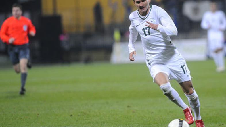 Andraž Kirm še naprej čaka na pravo ponudbo. Tudi v soboto ga bodo spremljali št