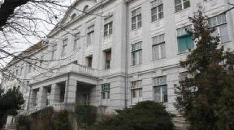 Zdravniki se v porodnišnici in kliniki za ženske bolezni borijo za preživetje 39