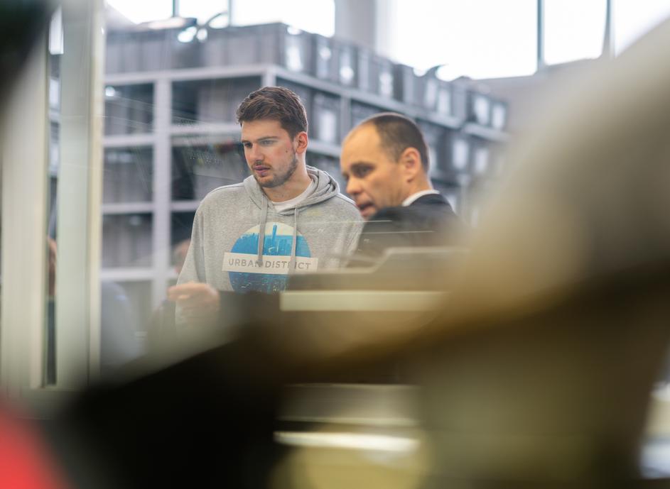 Luka Dončić pripeljal porsche 911 turbo S na dodelavo v tovarno Akrapovič