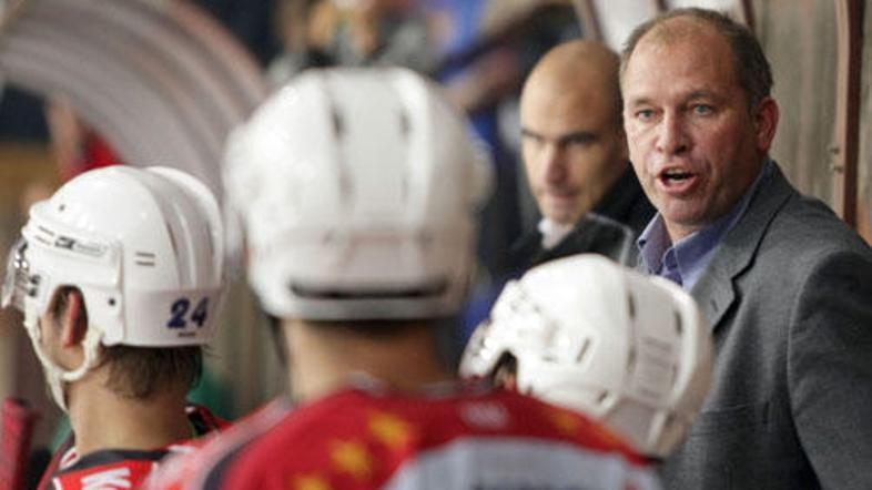 Kima Collinsa bo na jeseniški klopi zamenjal Doug Bradley.