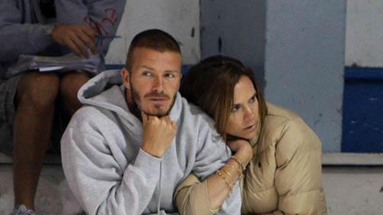 Victoria ga ne izpusti od sebe.