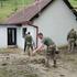 pripadniki Slovenske vojske pomagajo pri odstranjevanju posledic plazov