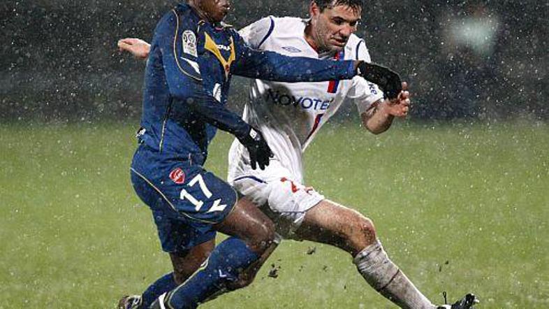 Jeremy Toulalan (levo) je povezoval niti igre Lyona na sredini igrišča.