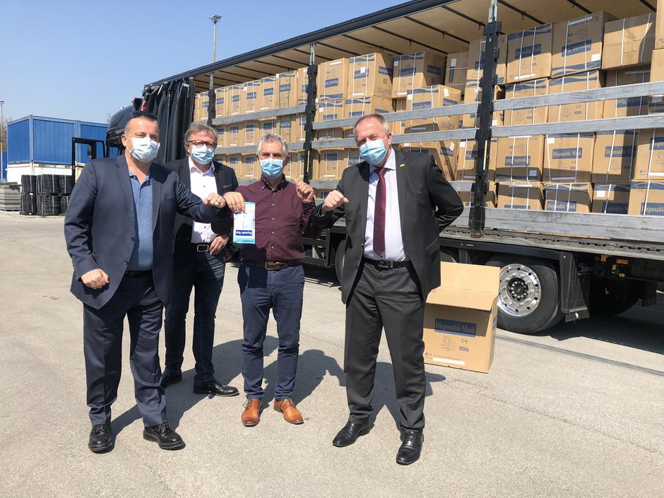 Joc Pečečnik in Zdravko Počivalšek ob prevzemu mask | Avtor: 