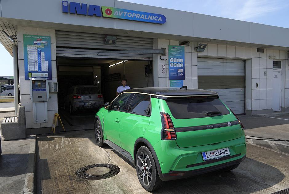 Avtopralnica MOL in INA | Avtor: Matija_Janežič