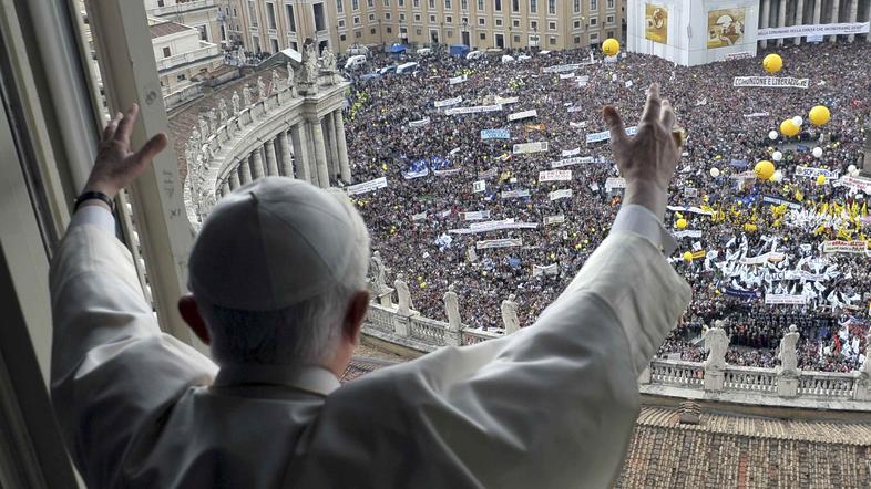 Papež pozdravlja množico, ki se je zbrala v njegovo podporo. (Foto: Reuters)