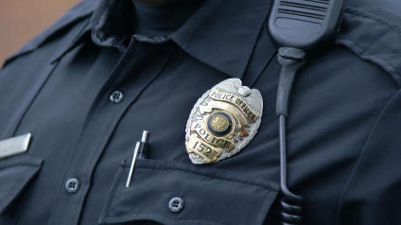 Kriminalec je moral vrniti značko.