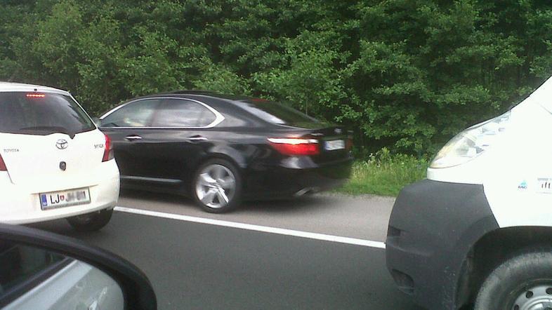 Vožnja po odstavnem pasu na avtocesti