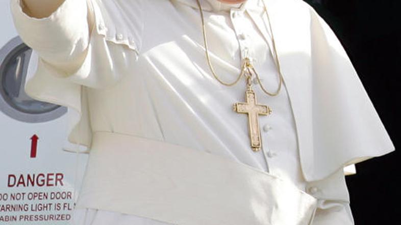 Papež je na dopustu padel.