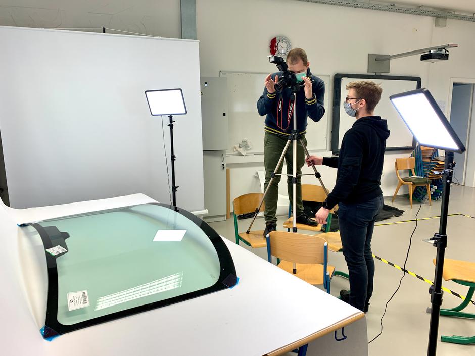 Fotografiranje avtomobilskega dela | Avtor: SIC Ljubljana