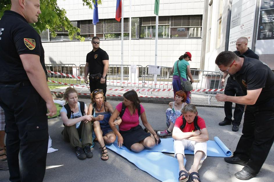 Blokupacija ministrstva za delo s strani 15o