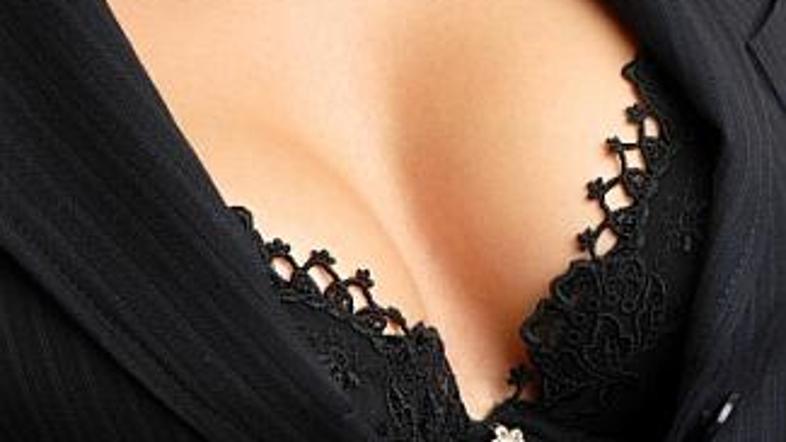 Lahko sem se prepričal, da njeni joški prav zares stojijo sami od sebe ...