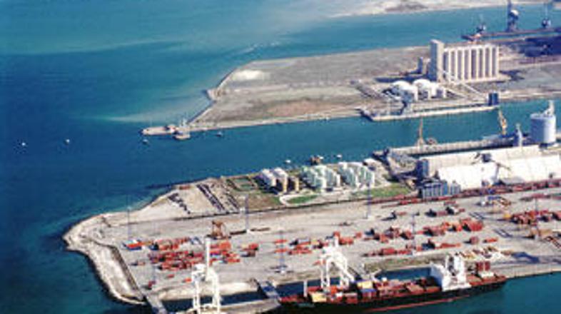 V Luki Koper so poskrbeli, da se oljni madež ne bi razširil.