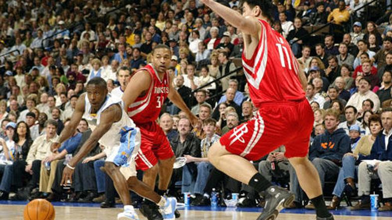 Earl Boykins (165 centimetrov) v prodoru mimo 229 centimetrov visokega Jaa Minga