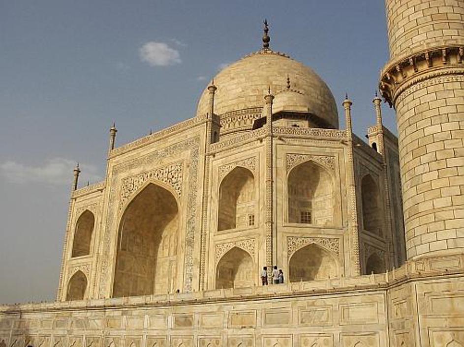 Dragulj Tadž Mahala je bela marmorna grobnica, ki jo zaključuje velika kupola, k