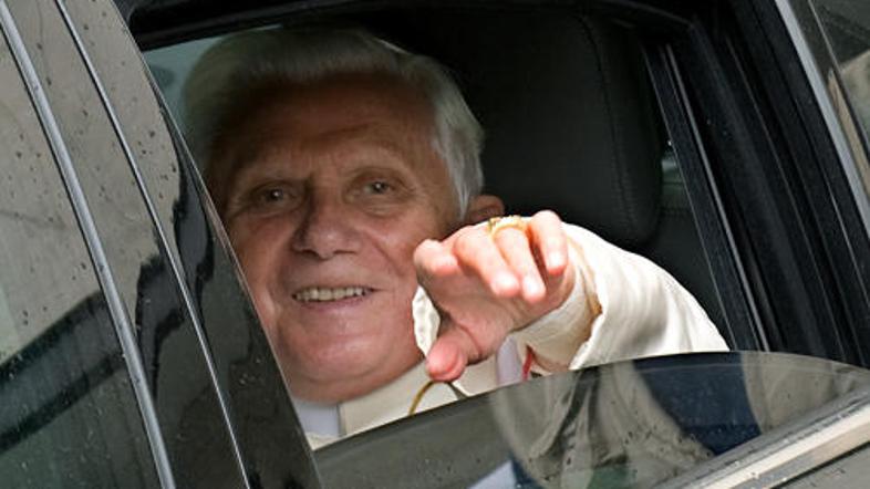 Papeža kamere spremljajo tudi znotraj njegove rezidence.