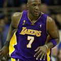 Lamar Odom bo še naprej nosil vijolično-rumeni dres Lakersov.