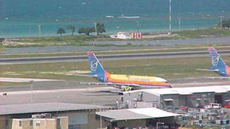 Ugrabitelj na krovu letala je nazadnje zadrževal šest talcev.