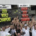 Jenson Button in Ross Brawn z ekipo slavita naslova svetovnega prvaka. © AFP