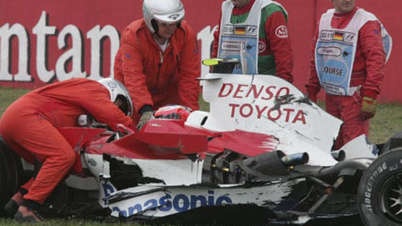 Tima Glocka so tako spravili iz njegove popolnoma razbite Toyote.