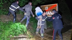 v gozdu našli otroka blizu Lauriana v Italiji