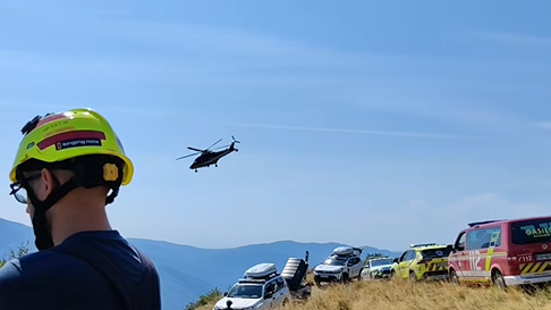 Reševanje voznika, ki je zdrsnil v prepad