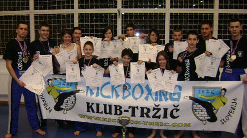 Člani domačega kluba so z veseljem pokazali priznanja.