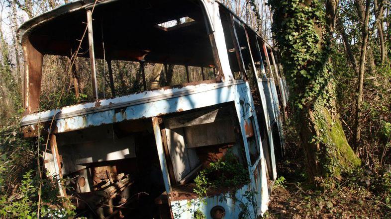 Zaradi zaraščenosti in dostopa prek zasebnega zemljišča civilni zaščiti avtobusn