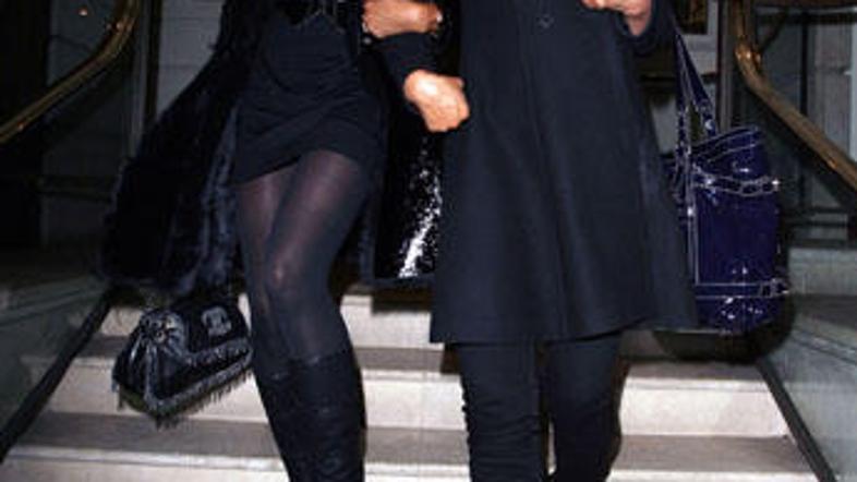 Mogoče bi Naomi morala vedno s seboj imeti mamo.