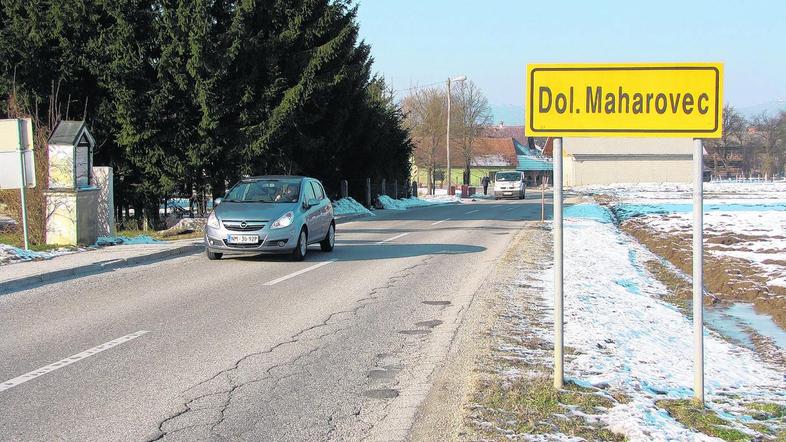 Med najbolj uničenimi je cesta skozi Dolenji Maharovec. (Foto: Jerca Božič Kranj