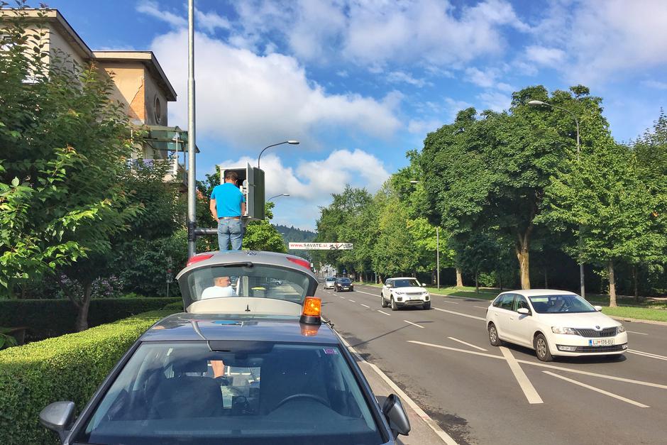 Postavitev novih ohišij za merilnik hitrosti v Ljubljani. | Avtor: Anže Petkovšek