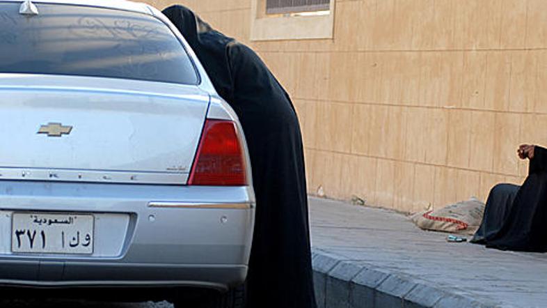 Zakonodaja ženskam v Savdski Arabiji prepoveduje vožnjo, zato si na vse načine p