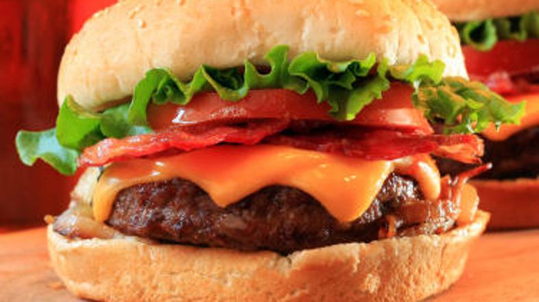 Hitra hrana na možgane deluje podobno kot posamezne vrste drog. (Foto: iStockPho