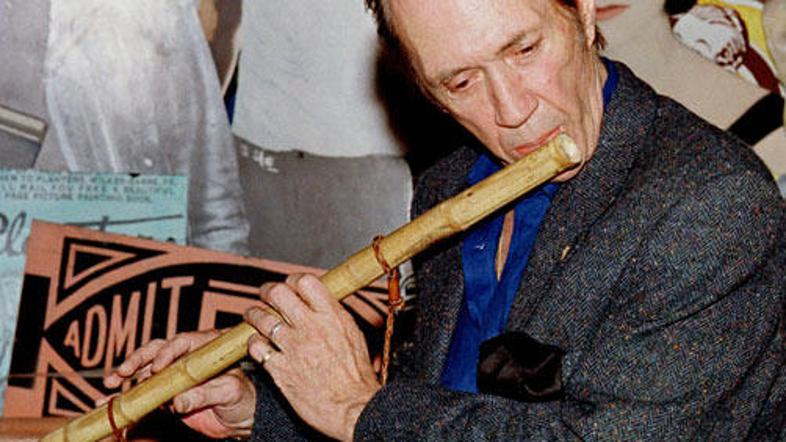 David Carradine med igranjem bambusove flavte, ki jo je igral kot Caine v Kung F