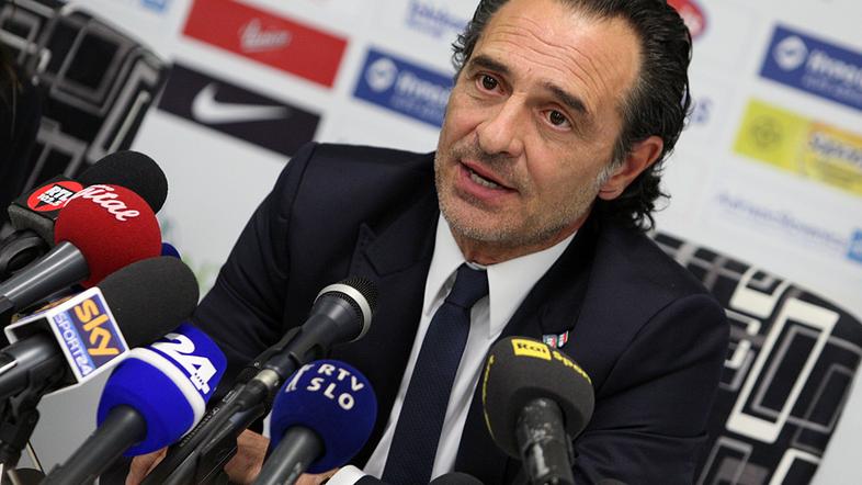 Takole se je pred sedmo silo v Stožicah postavil Cesare Prandelli. (Foto: Boštja