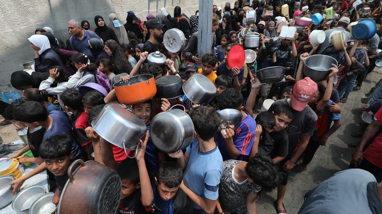 Palestinci čakajo na razdelitev hrane