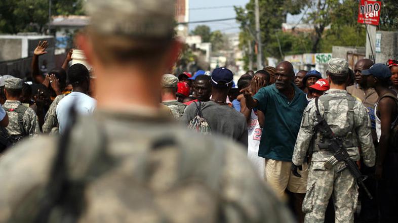 Po težavah s financiranjem se na Haitiju nadaljuje evakuacija ranjencev. (Foto: 