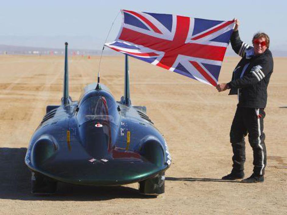 Avtomobil s katerim je bil postavljen rekord je izdelan iz lahkih materialov, ka