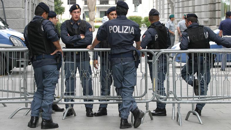 Policisti so se sproščeno pomenkovali ob kovinskih zaporah v središču Trsta.