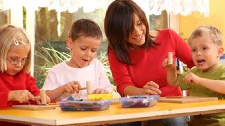 956,27 evra bruto dobijo pomočnice vzgojiteljic, ki so uvrščene v 19. razred.