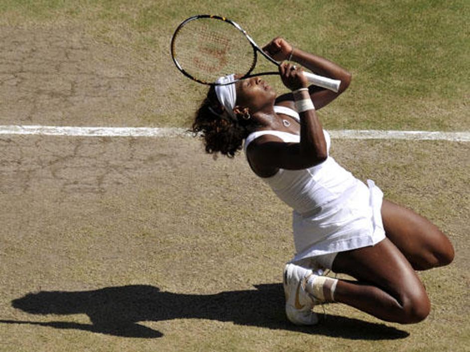 Serena Williams je v finalih grand slamov Venus Williams premagla že šestič.